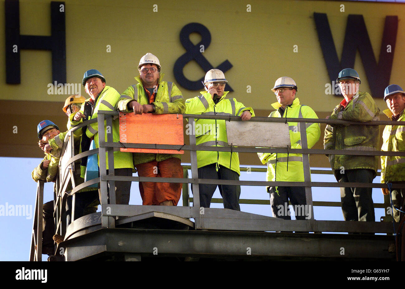 I lavoratori dei cantieri navali si sorvegliano, poiché l'ultima nave nuova è chiamata Anvil Point, a Harland e Wolff Shipyard a Belfast. Il Anvil Point da 22,000 tonnellate è il secondo dei due traghetti roll-on roll-off. * il cantiere ha registrato un rapido declino negli ultimi anni, con migliaia di persone che perdono il posto di lavoro. Foto Stock