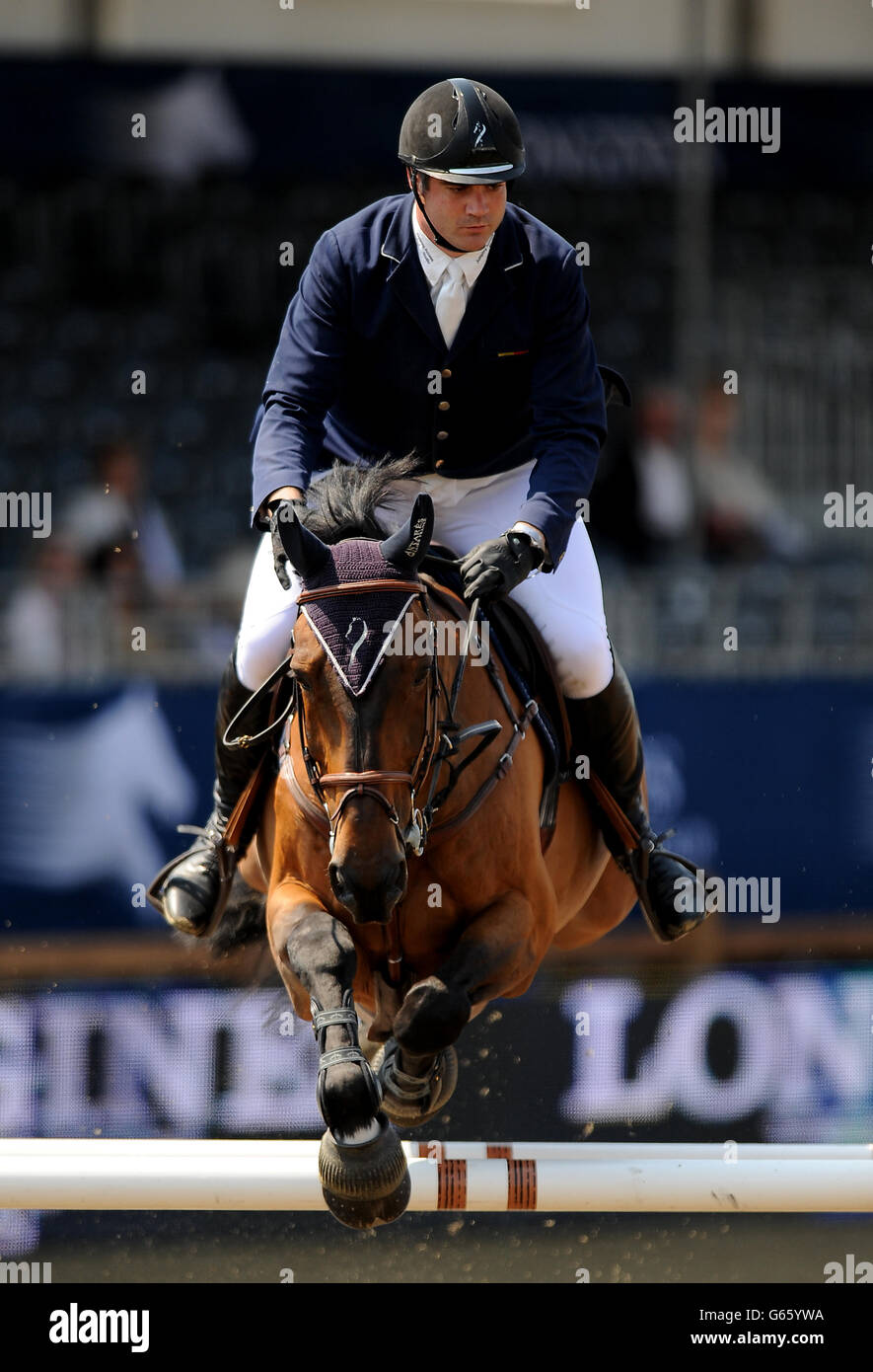 Rannan Des Vergers guidato dal tedesco Laurent van der Straten salta durante il Longines Global Champions Tour all'Olympic Park di Stratford, Londra. Foto Stock