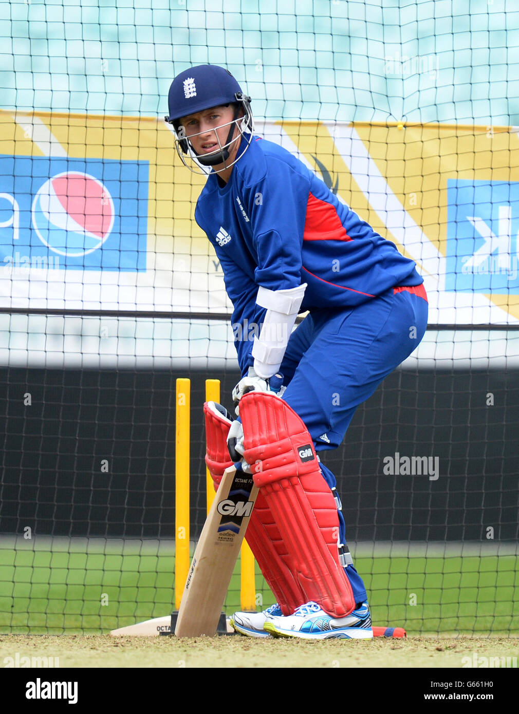 Joe Root dell'Inghilterra pipistrelli durante una sessione di reti al Kia Oval, Londra. Foto Stock