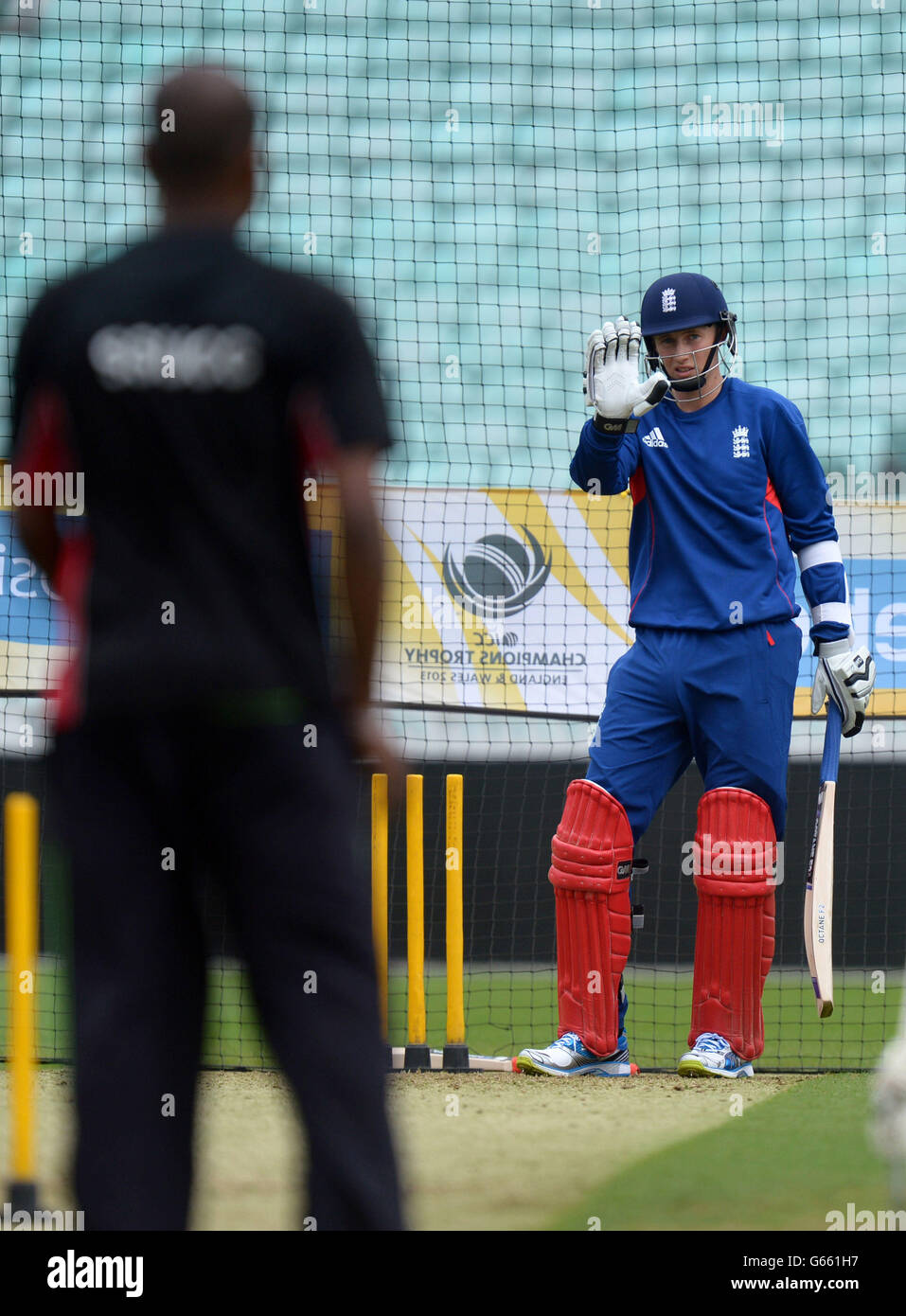Joe Root dell'Inghilterra pipistrelli durante una sessione di reti al Kia Oval, Londra. Foto Stock