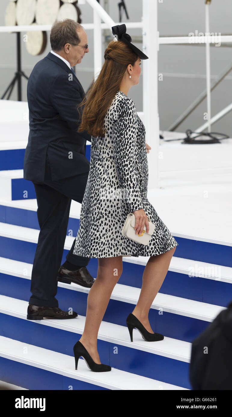 La Duchessa di Cambridge con Alan Buckelew, CEO della Princess Cruises, all'Ocean Terminal di Southampton, durante la cerimonia in cui nominò la più recente nave della Principessa Cruises, Royal Princess, in qualità di madrina della nave. Foto Stock