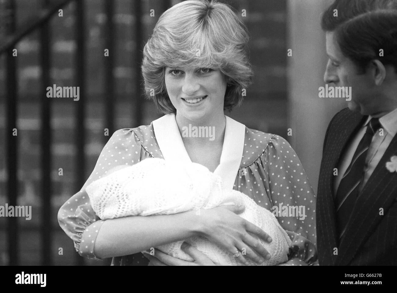 Il Principe e la Principessa di Galles introducono il figlio Principe Guglielmo ai media per la prima volta. Foto Stock