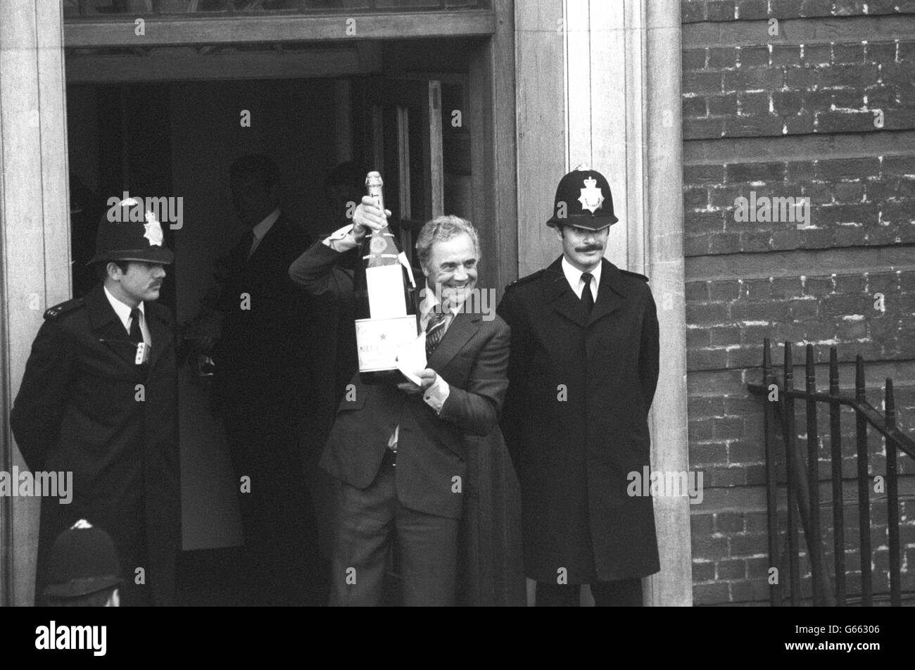 Ivor Spencer (a sinistra), il doyen dei toastmasters, consegnando champagne per 'bagnare la testa del bambino reale' al St Mary's Hospital, Paddington, Londra. Foto Stock