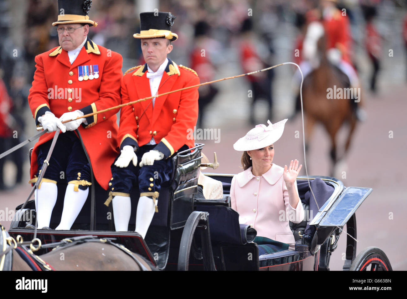 La Duchessa di Cambridge frequentando Trooping the Color alla Horse Guards Parade, Londra. Foto Stock