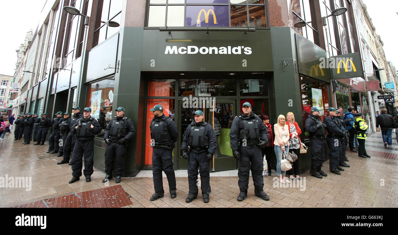 Una forte presenza della polizia outsidse McDonalds mentre le proteste anti G8 si svolgono nel centro di Belfast City prima del vertice dei leader mondiali del G8. Foto Stock