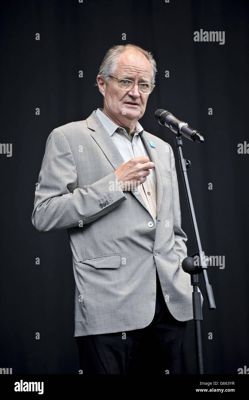 L'attore Jim Broadbent esegue un poema sul palco ai Giardini Botanici di Belfast, dove si svolge il concerto Big IF Belfast in vista del G8 nell'Irlanda del Nord. Foto Stock