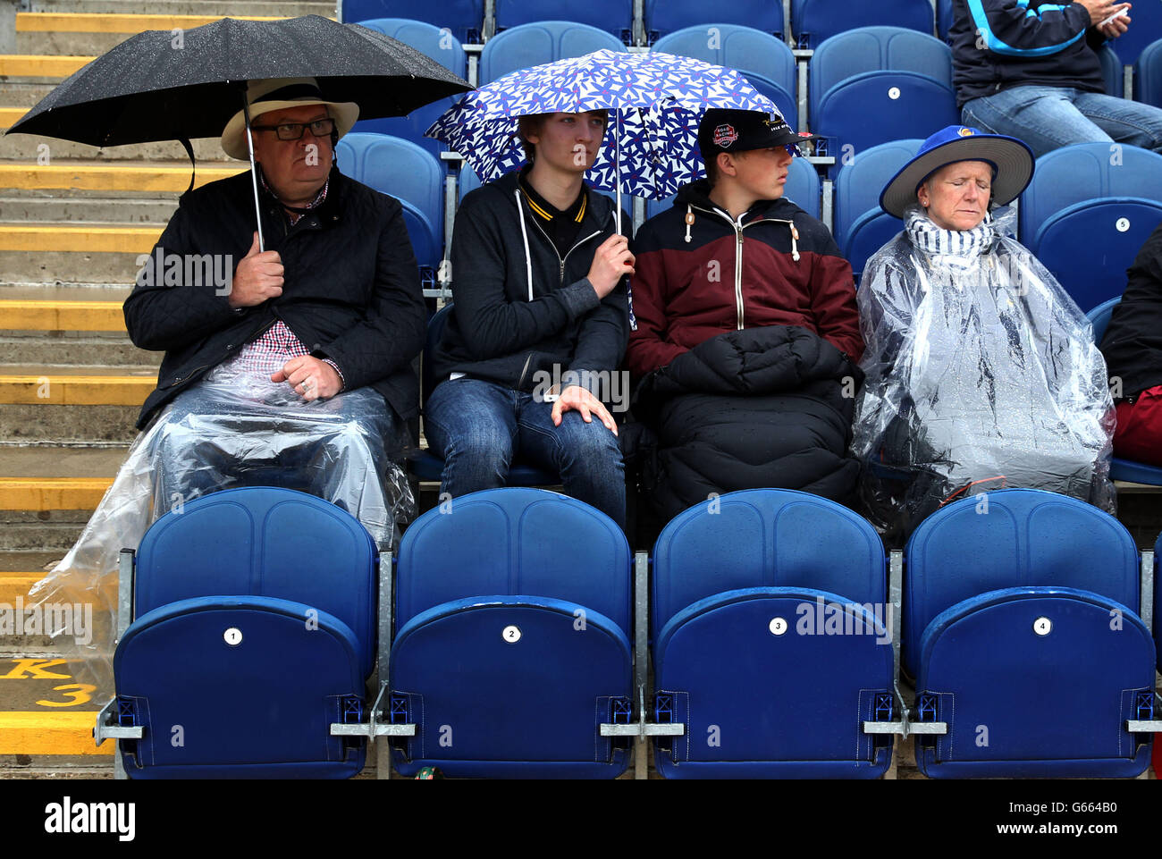 L'inizio della pioggia dell'Inghilterra contro la Nuova Zelanda allo Stadio SWALEC di Cardiff. Foto Stock
