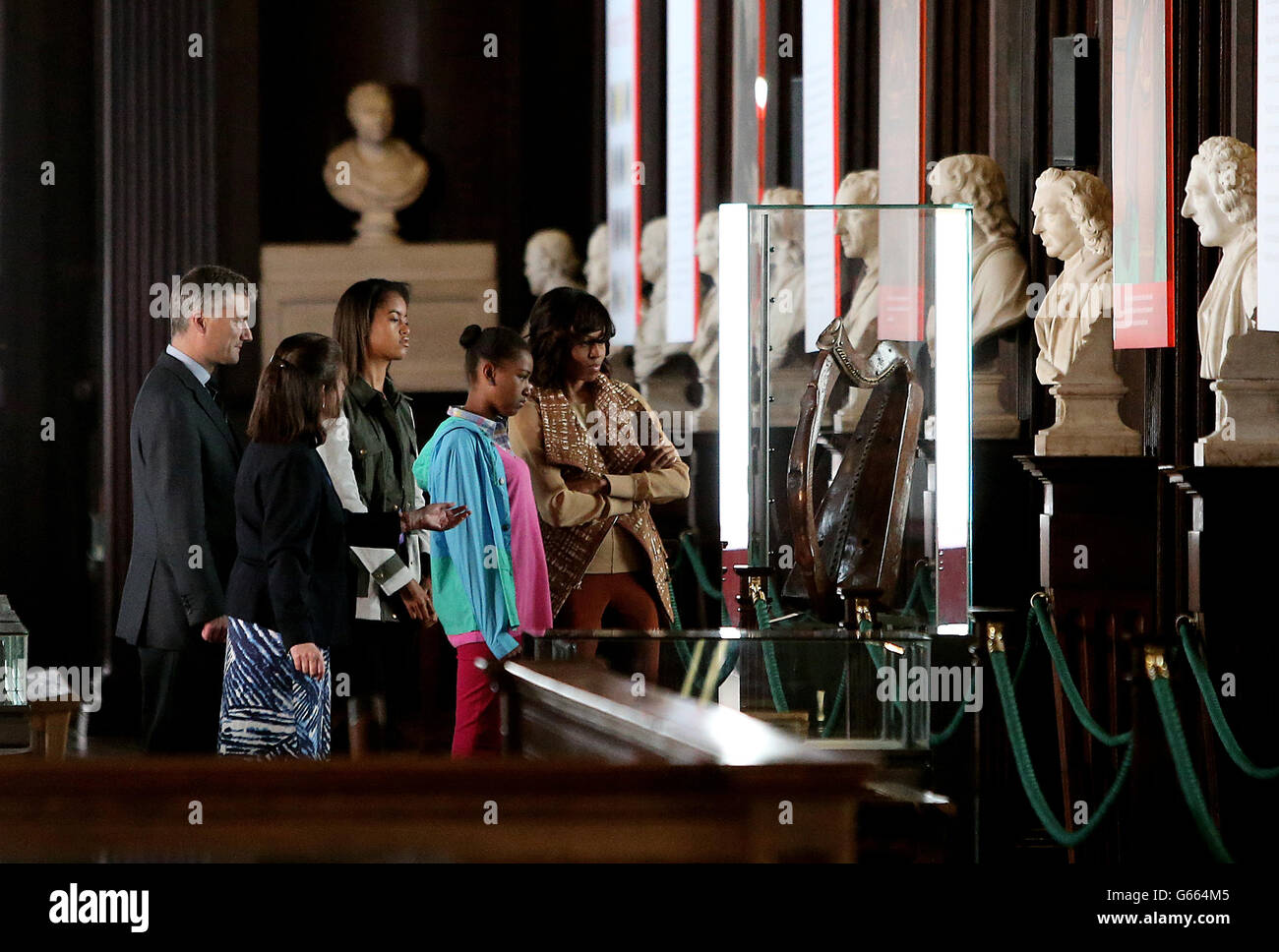 LA prima Signora DEGLI STATI UNITI Michelle Obama con le sue figlie Sasha (a destra) e Malia Ann guarda l'arpa più antica d'Irlanda con il Provost della Trinità Dr. Patrick Prendergast, durante la loro visita alla Long Hall Library a Trinity, Dublino, dove hanno anche visto il famoso Libro di Kells. Foto Stock