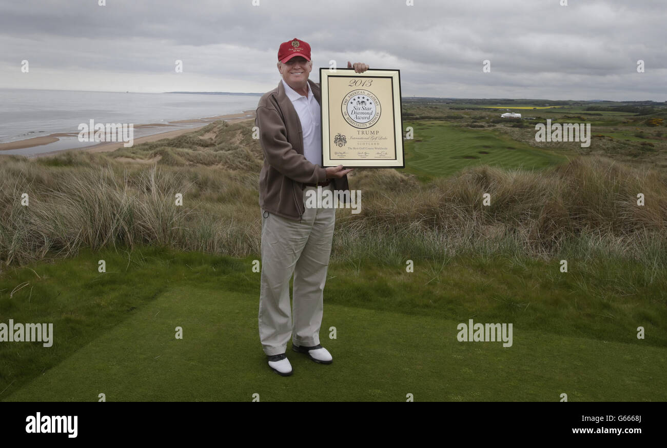 Donald Trump è raffigurato come un premio per il miglior campo da golf in tutto il mondo dall'American Academy of Hospitality Sciences al Trump International Golf Links, presso il suo centro di golf Aberdeenshire, in Scozia. Foto Stock