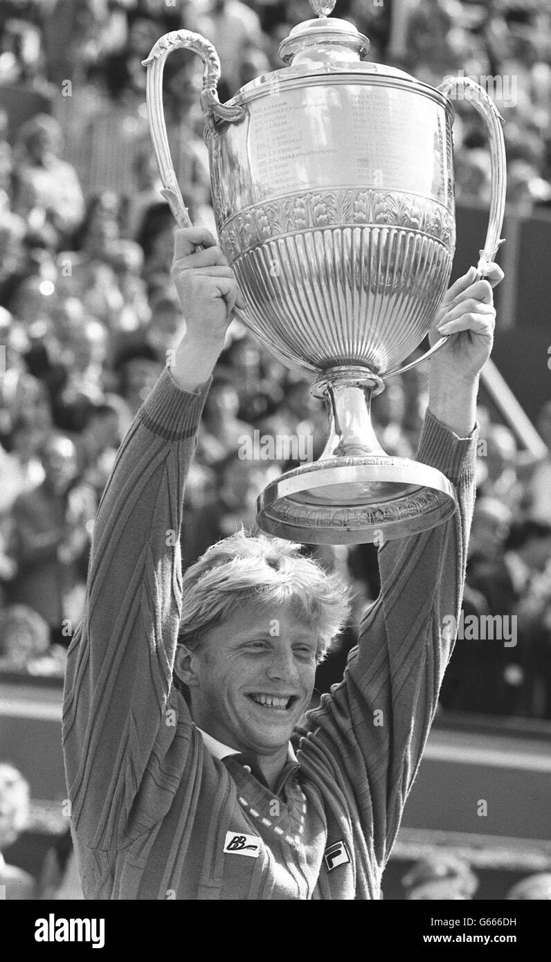 Boris Becker detiene il trofeo del vincitore dopo aver battuto Stefan Edberg nella finale del campionato di tennis Stella Artois al Queen's Club di Londra. Foto Stock
