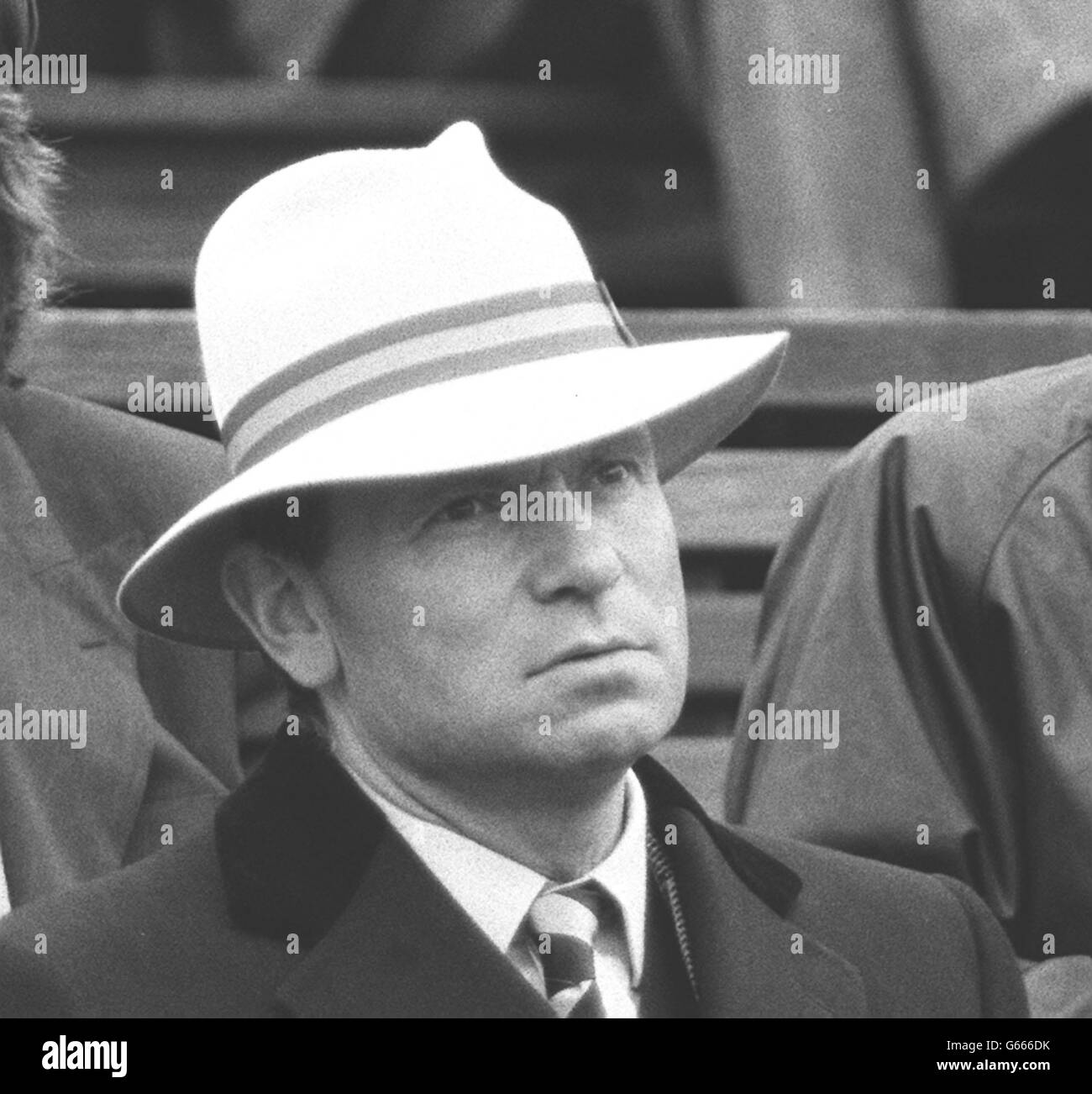 Jeffrey Archer guardando Stefan Edberg e Christo van Rensburg nel campionato Stella Artois al Queen's Club di Londra. Foto Stock