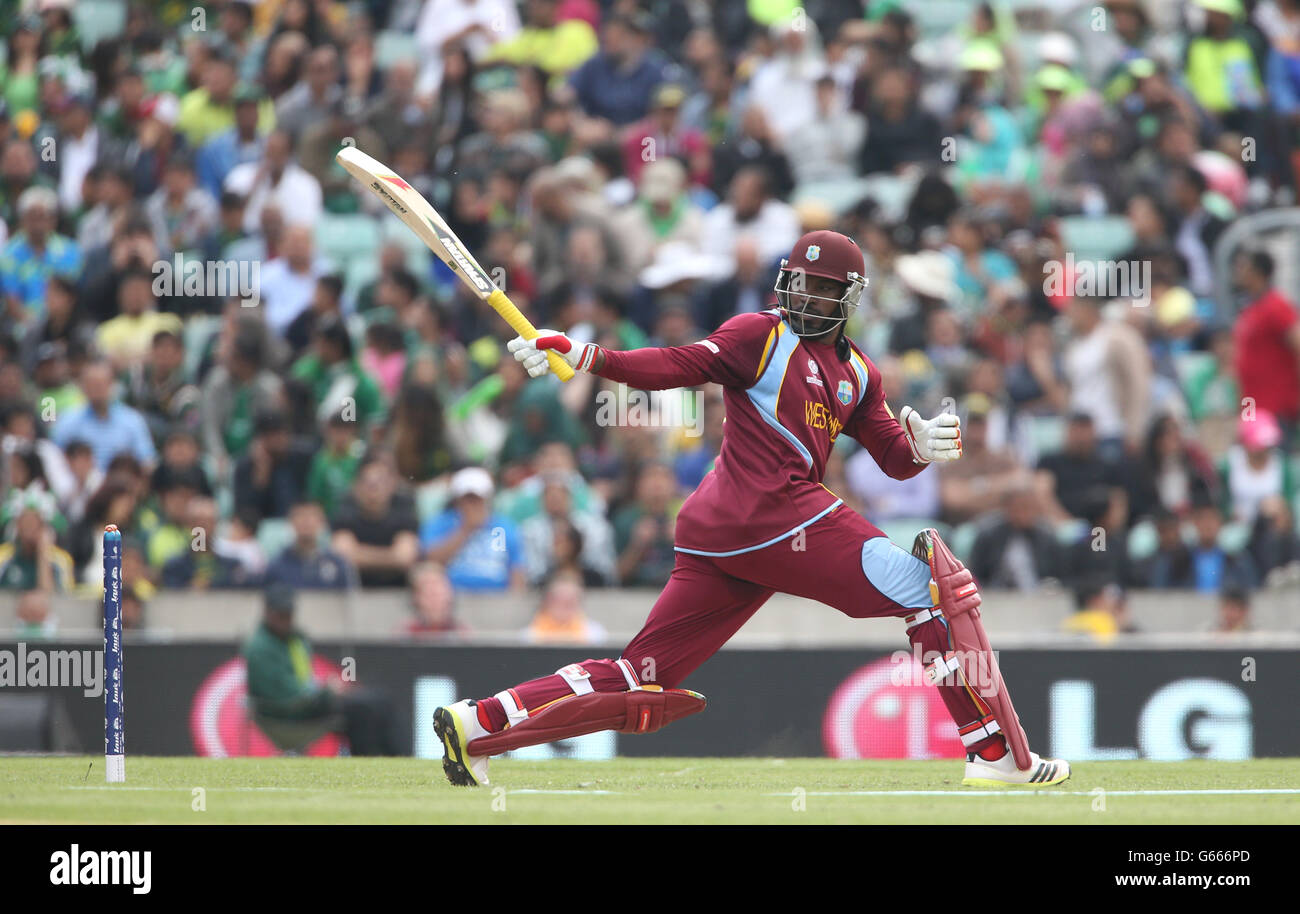 Cricket - ICC Champions Trophy - Gruppo B - Pakistan / Indie Occidentali - The Kia Oval. Chris Gayle delle Indie Occidentali è sulla strada per un punteggio di 39 Foto Stock