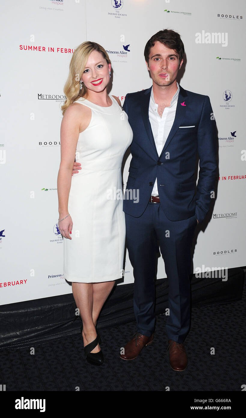 Mia Austen e Max Deacon partecipano alla proiezione britannica di gala dell'estate a febbraio al cinema Curzon Mayfair di Londra. Foto Stock