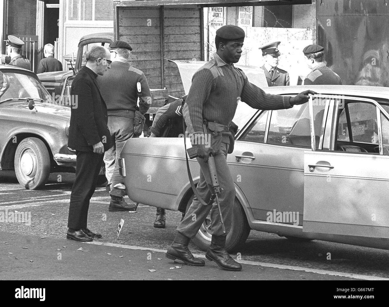 Truppe cerca un auto Foto Stock