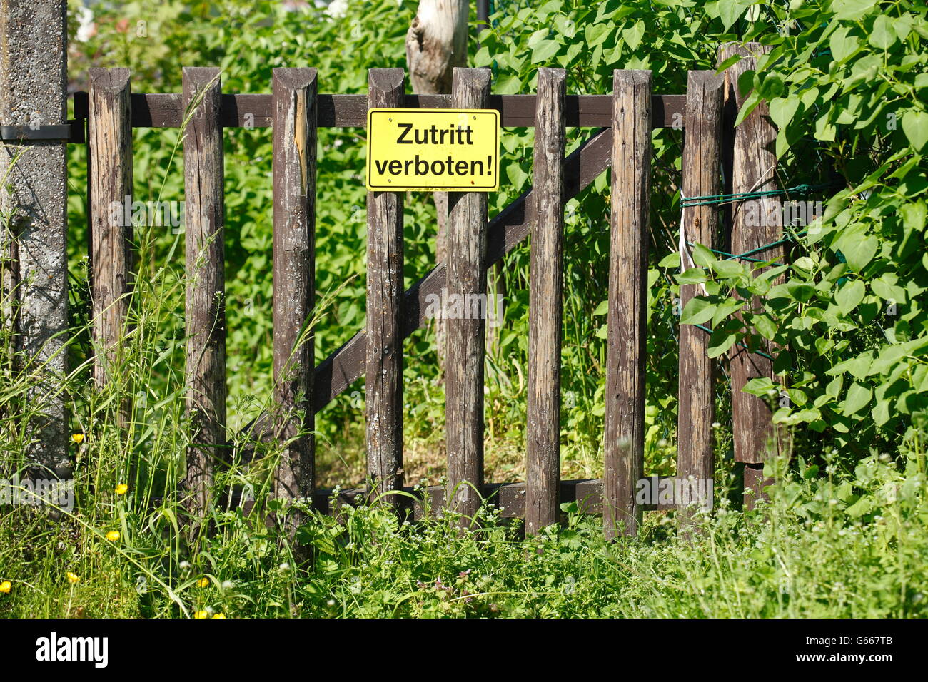 Giardino recinto, recinzione di legno, gate e firmare alcuna voce, Baviera, Germania Foto Stock