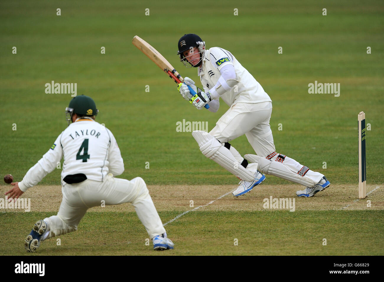 Cricket - LV=County Championship - Divisione uno - giorno uno - Nottinghamshire / Middlesex - Trent Bridge. Sam Robson, Nottinghamshire e James Taylor, Middlesex. Foto Stock