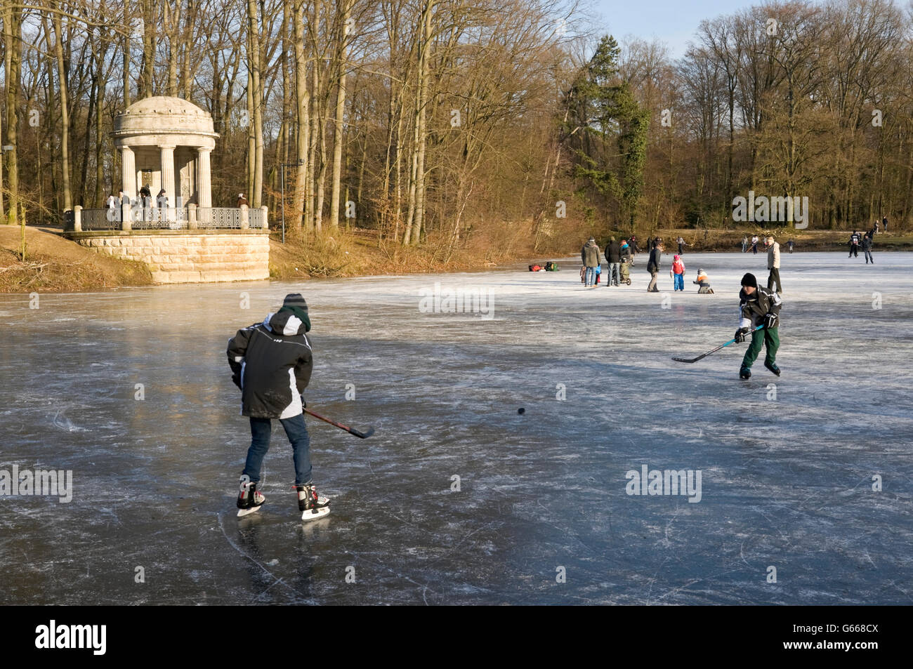 La gente sul lago ghiacciato in 'Stadtwald' park, Krefeld, Renania settentrionale-Vestfalia Foto Stock