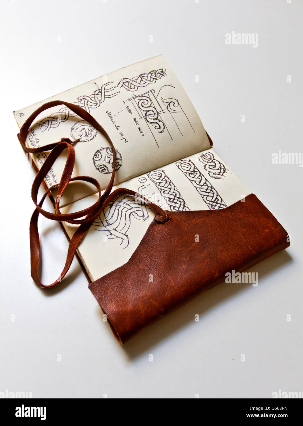 Manoscritti e dipinte a mano e vecchia pelle vintage schizzo prenota, diario  personale Foto stock - Alamy