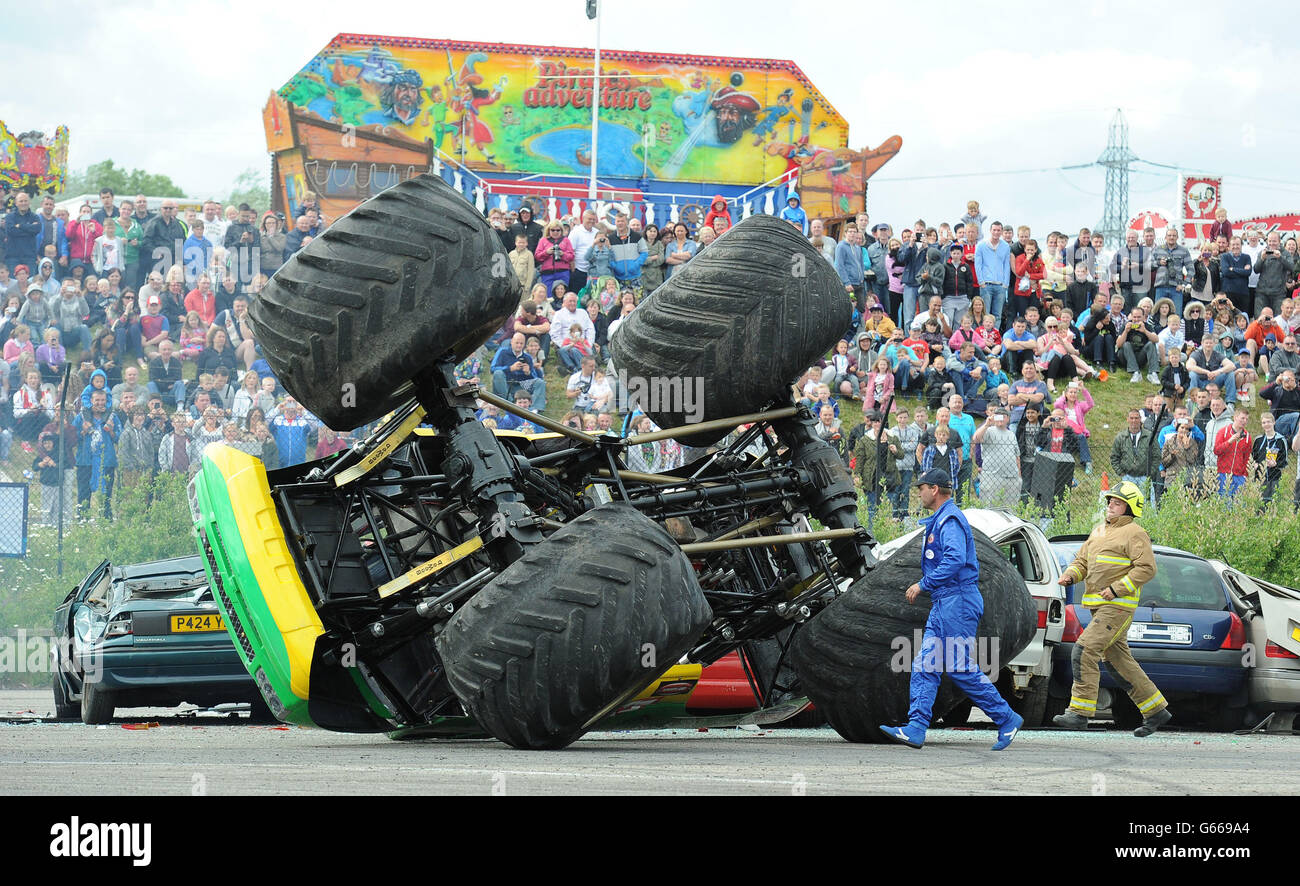 Foto. Un monster truck decollerà subito prima di cadere al suo fianco al Nissan Extreme Torque Show di Sunderland. Foto Stock