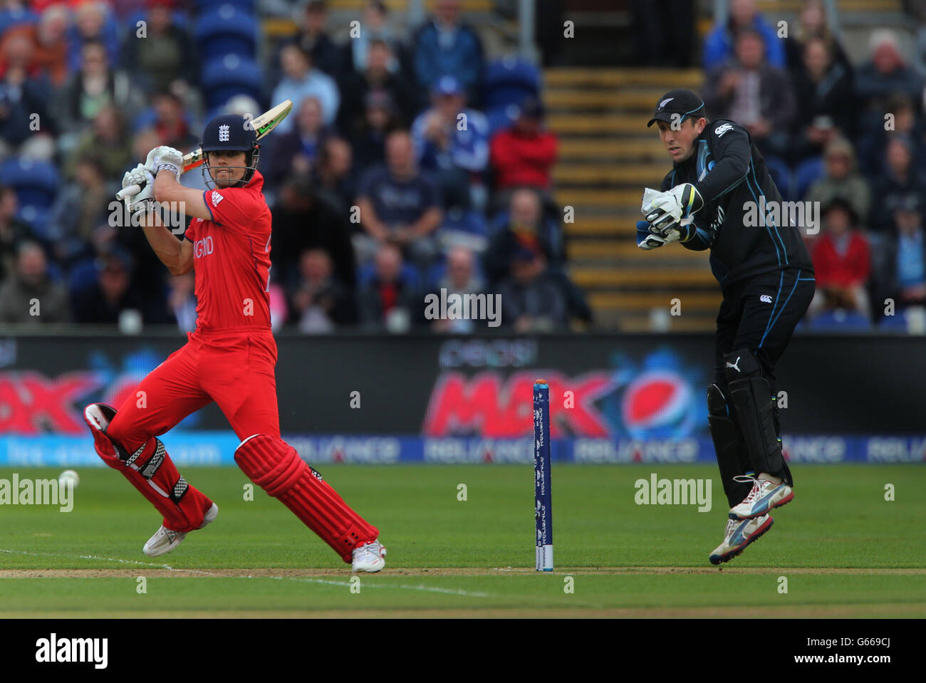Il capitano dell'Inghilterra Alastair Cook Square Cuts guardato dal wicketkeeper neozelandese Luke Ronchi, allo stadio SWALEC di Cardiff. Foto Stock