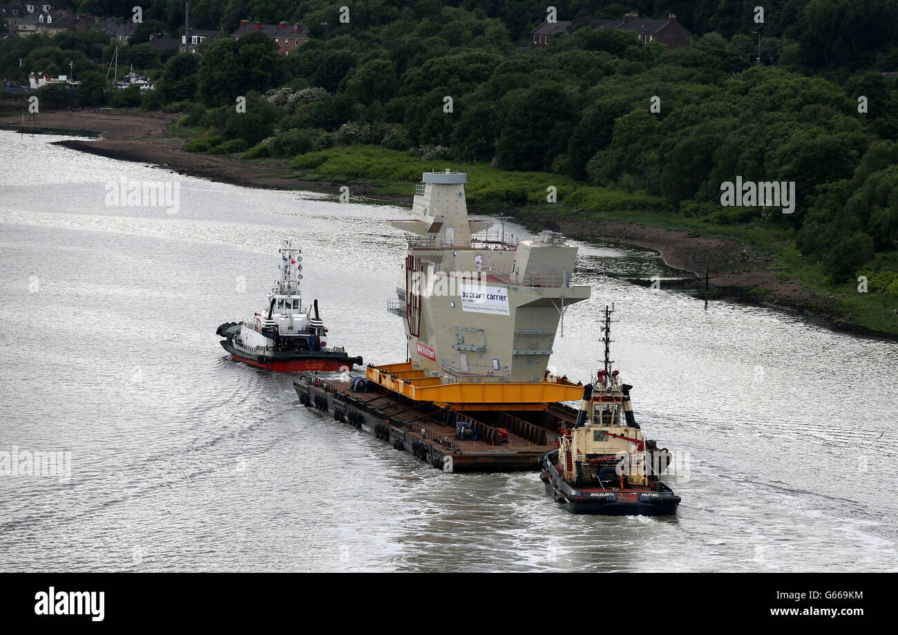 L'Aft Island of HMS Queen Elizabeth, la prima della nuova flotta della Royal Navy, di classe regina Elisabetta di portaerei, parte via chiatta lungo il fiume Clyde in direzione di Rosyth. Foto Stock