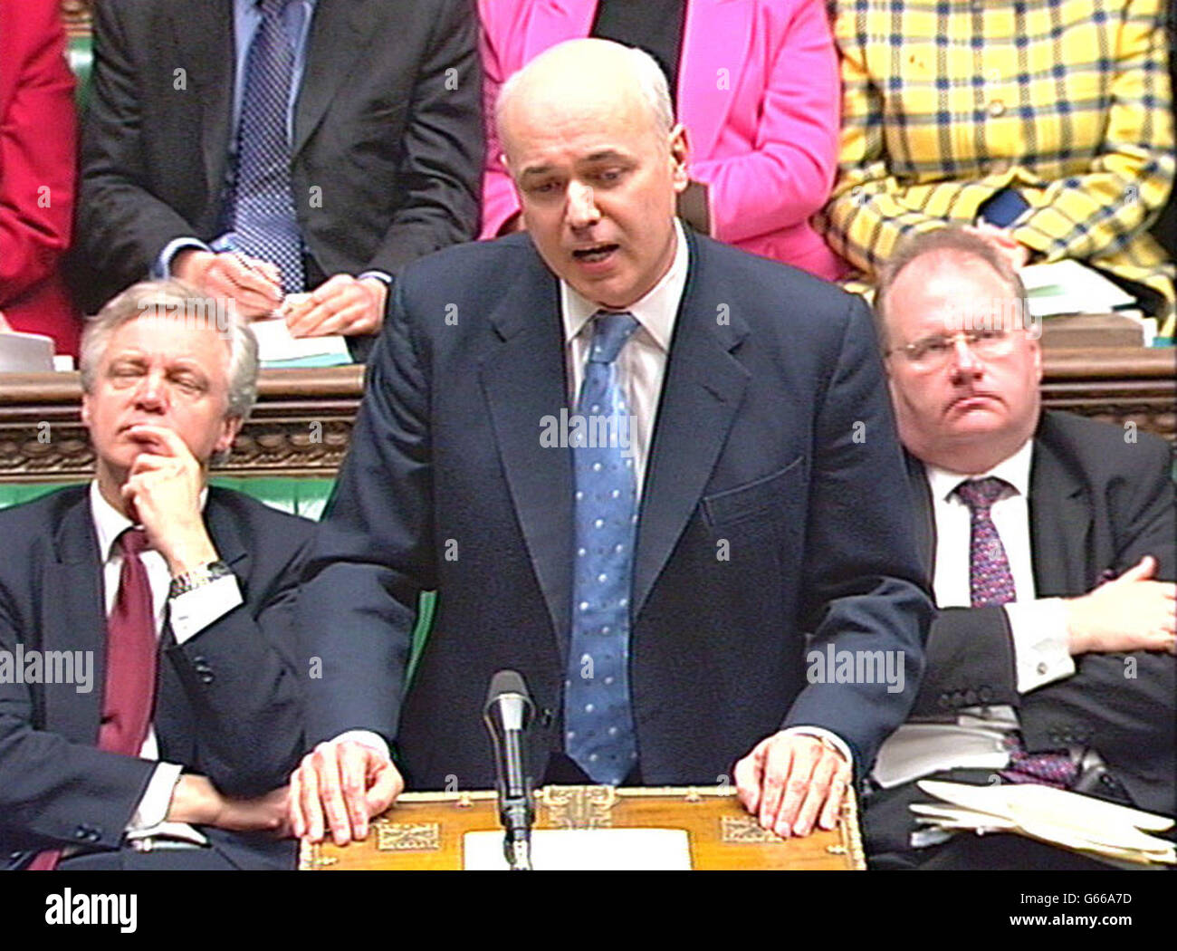 : Video grab del leader dell'opposizione, Iain Duncan Smith, durante le interrogazioni del primo Ministro alla Camera dei Comuni. Foto Stock