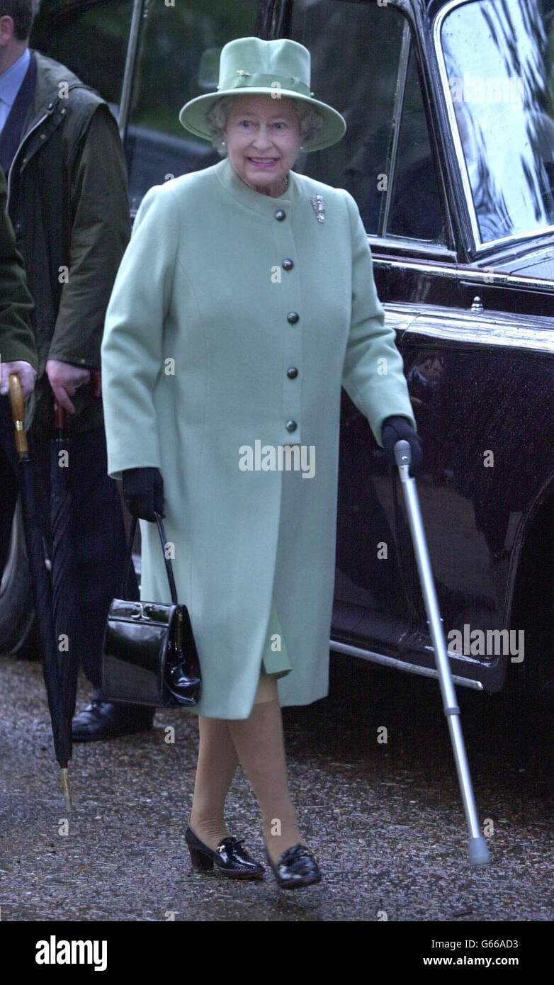 HRH Queen Elizabeth II camminare con l'aiuto di un bastone come lei arriva a Sandringham per effettuare il suo primo impegno pubblico ufficiale da sotto chirurgia in corso sul suo ginocchio destro 16 giorni fa. Foto Stock
