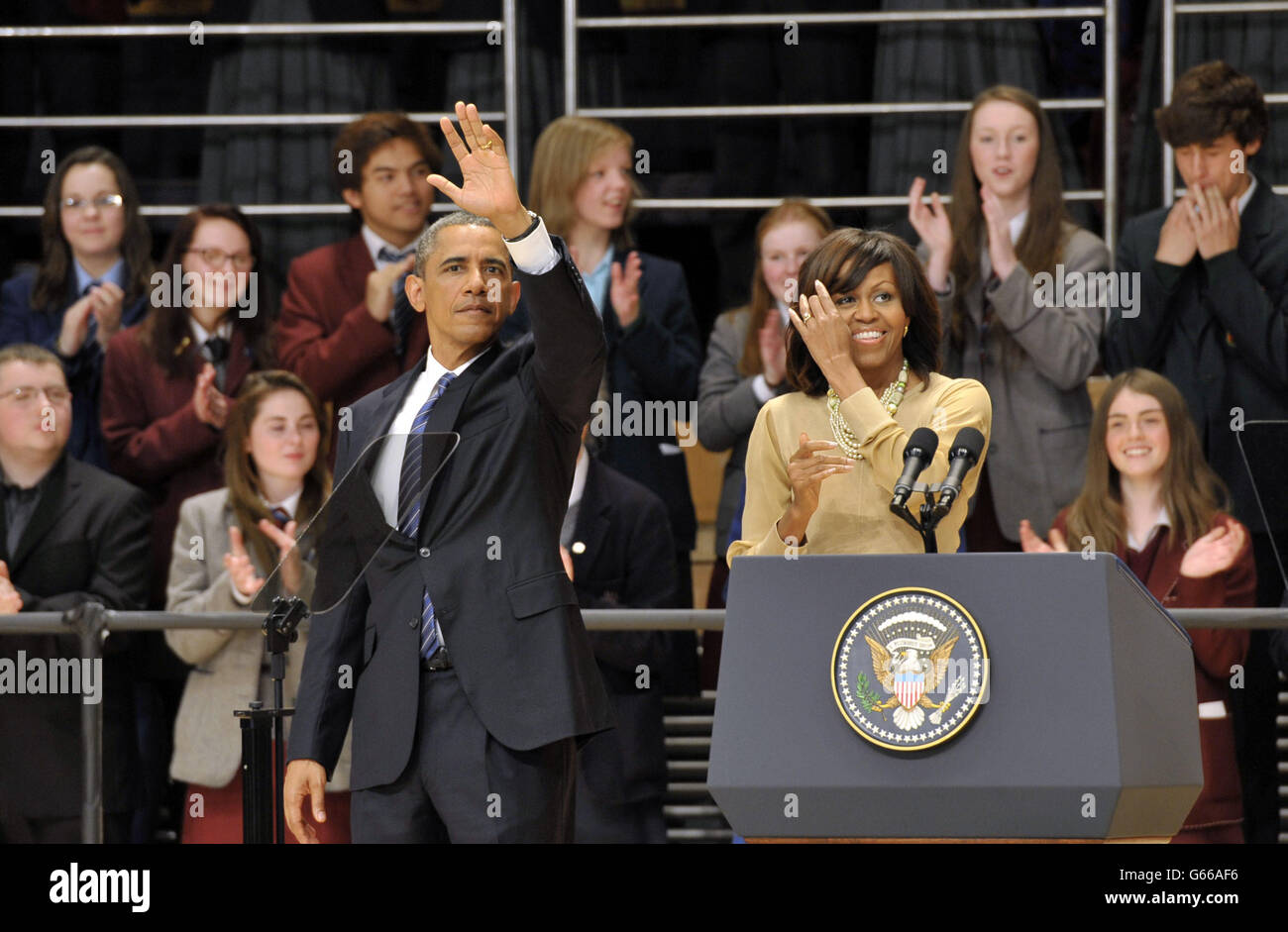 Il presidente DEGLI STATI UNITI Barack Obama e sua moglie Michelle Obama, dopo aver tenuto un discorso di apertura alla Waterfront Hall di Belfast, in vista del G8 Summit. Foto Stock