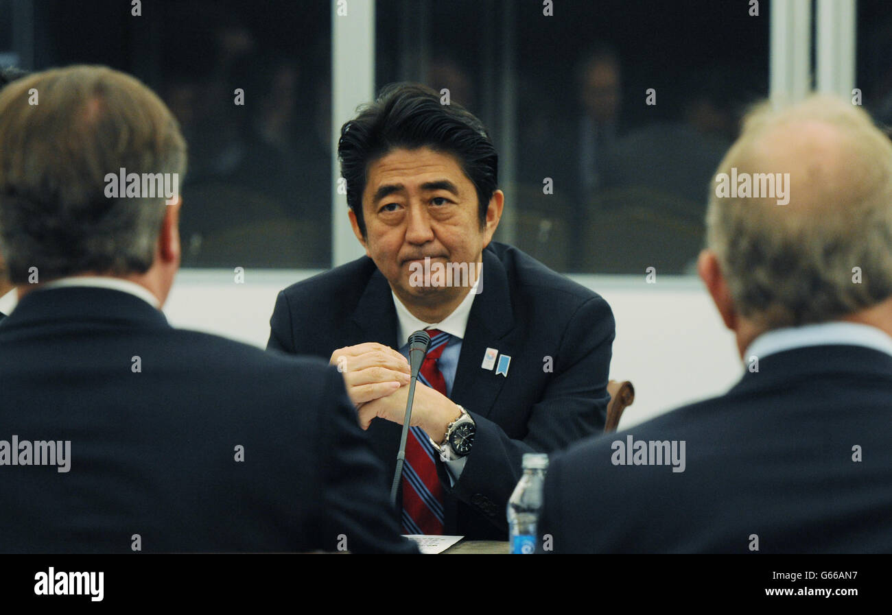 Il primo Ministro del Giappone Shinzo Abe (centro) ha tenuto un incontro con il primo Ministro David Cameron in occasione del Vertice G8 di quest'anno a Enniskillen in Irlanda del Nord. Foto Stock