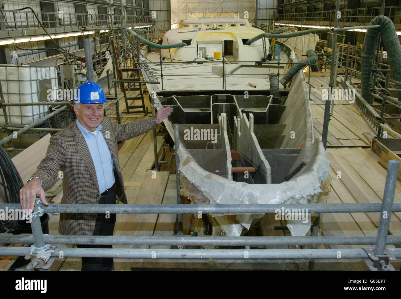 Joe Vittoria si erge con orgoglio davanti al suo nuovo yacht gigante, il Mirabella V di 75 metri, mentre si trova nel capannone di costruzione presso il cantiere Vosper Thornycroft di Southampton. * la nave da 30 milioni sarà lanciata a luglio, e potrebbe essere tutta tua per 250,000 a settimana charter. Il suo palo da 90 metri sarà il più alto sull'acqua del 50%. Vittoria è il fondatore di Avis Car Rentals. Foto Stock