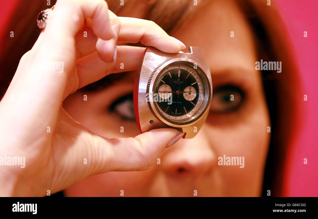 Un membro dello staff di Christie tiene il primo orologio appositamente adattato per James Bond dalla Q Branch. Il Breitling Top Time, indossato da Sean Connery nel film del 1965 Thunderball, è stato recentemente acquistato per £25 in una vendita di stivali auto e si stima che realizzi tra £40,000 e £60,000, durante una fotocall per i 120 anni di vendita Pop Culture a Christie's a Londra. Foto Stock