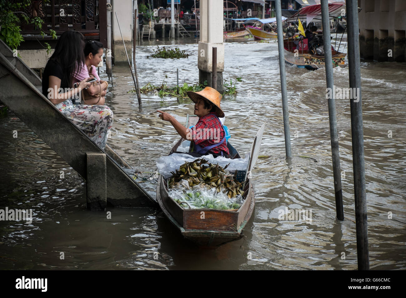 Venditore di cibo in barca Foto Stock