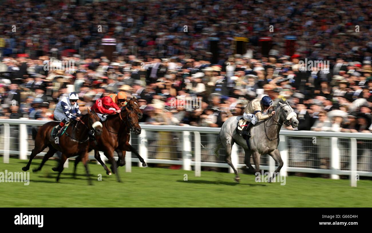 Lightning Cloud guidato da Neil Callan viene a casa per vincere i Buckingham Palace Stakes durante il quarto giorno del Royal Ascot meeting presso l'ippodromo di Ascot, Berkshire. Foto Stock