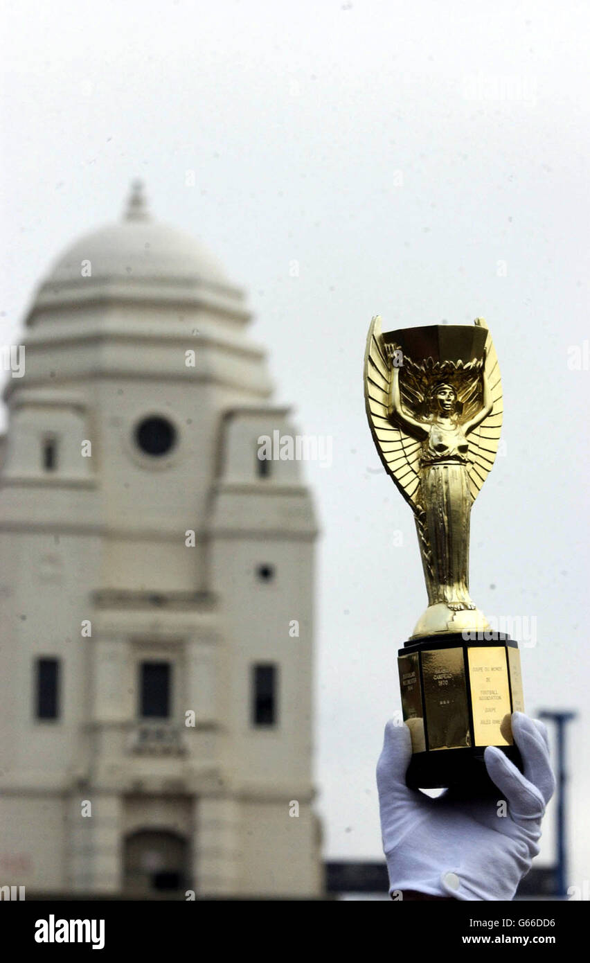 Ray Egan, alias John Bull, di Birmingham, detiene una copia del Jules Rimet Trophy, che l'Inghilterra ha vinto allo stadio di Wembley nel 1966, mentre organizza una protesta contro la demolizione delle Torri Gemelle. Foto Stock