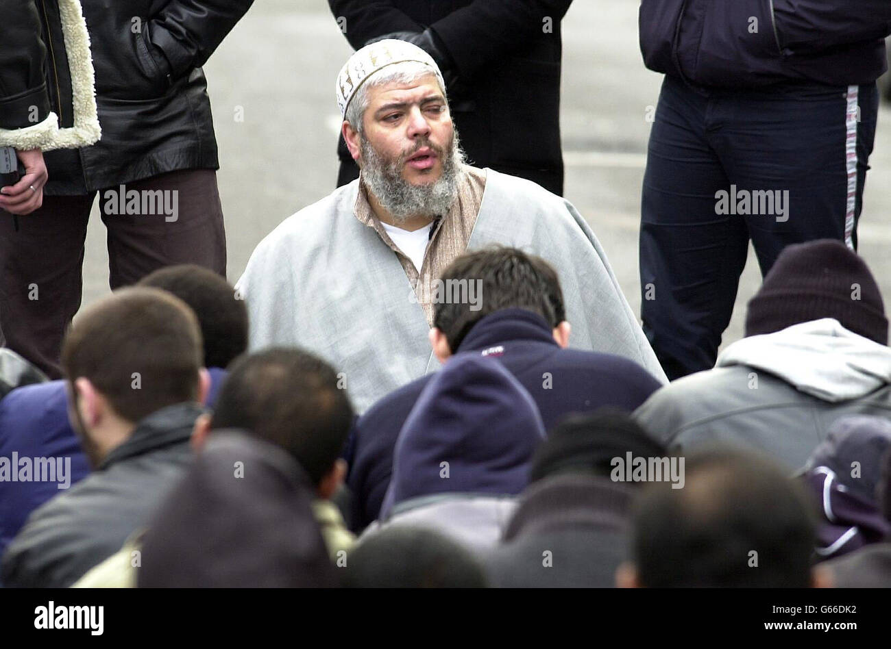 Il clero musulmano Abu Hamza pregava sulla strada fuori dalla Moschea di Finsbury Park, dove gli fu vietato parlare dalla Commissione della Carità. Il chierico è stato accusato di abusare della sua posizione per predicare il suo marchio radicale di Islam e fare sermoni infiammatori. Foto Stock