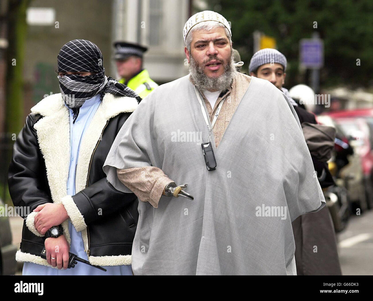Il chierico musulmano Abu Hamza fuori dalla moschea del Parco di Finsbury, dove gli è stato vietato di parlare dalla Commissione della Carità. Il clericale è stato accusato di abusare della sua posizione per predicare il suo marchio radicale di Islam e fare sermoni infiammatori. Foto Stock
