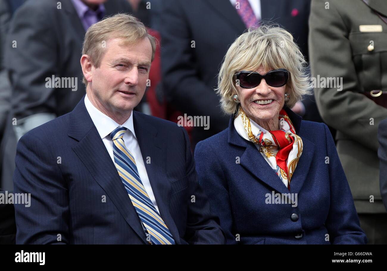 Taoiseach Enda Kenny e Jean Kennedy Smith presso la casa della famiglia Kennedy a Dunganstown, Co Wexford, come parte di una celebrazione per il 50° anniversario della visita di John F Kennedy in Irlanda. Foto Stock