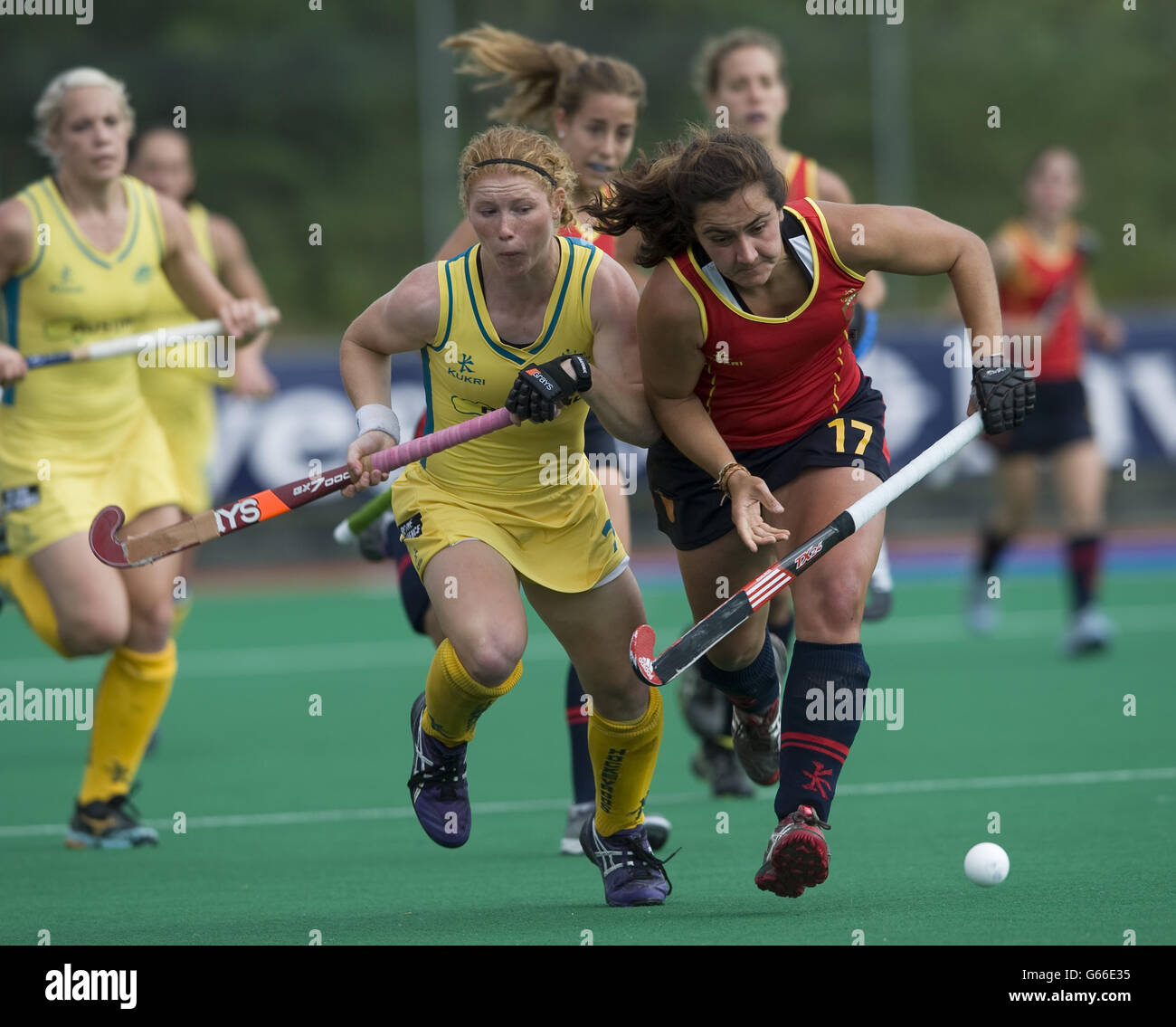 La Georgia australiana Nanscawen sfida con la spagnola Lola Riera Zuzuarregui durante la loro partita di gruppo di apertura nella semifinale della Investec World League, Chiswick. Foto Stock
