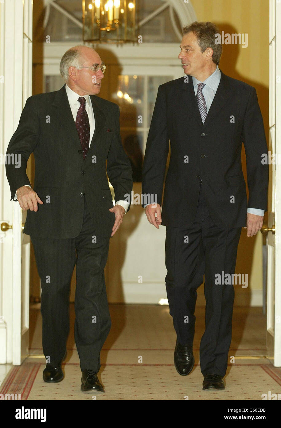 Il primo ministro britannico Tony Blair (destra) durante una conferenza stampa con il suo omologo australiano John Howard Inside No. 10 Downing Street, Londra. Blair e Howard hanno tenuto colloqui sulla situazione in Iraq. Foto Stock