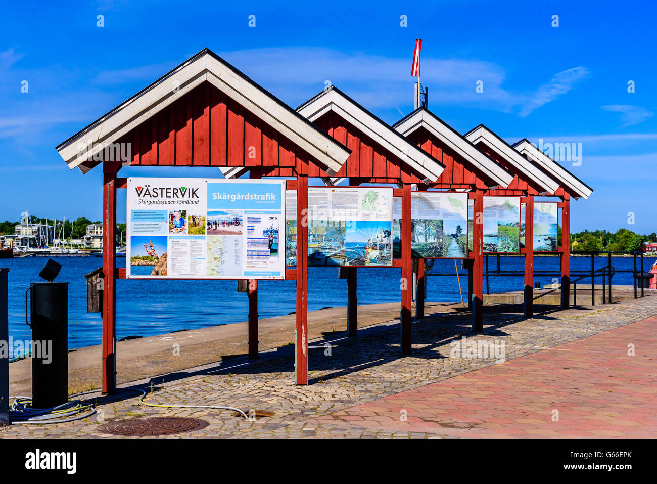 Vastervik, Svezia - 19 Giugno 2016: Seaside informazioni luogo con sezioni di bacheche su strutture differenti. E turistici Foto Stock