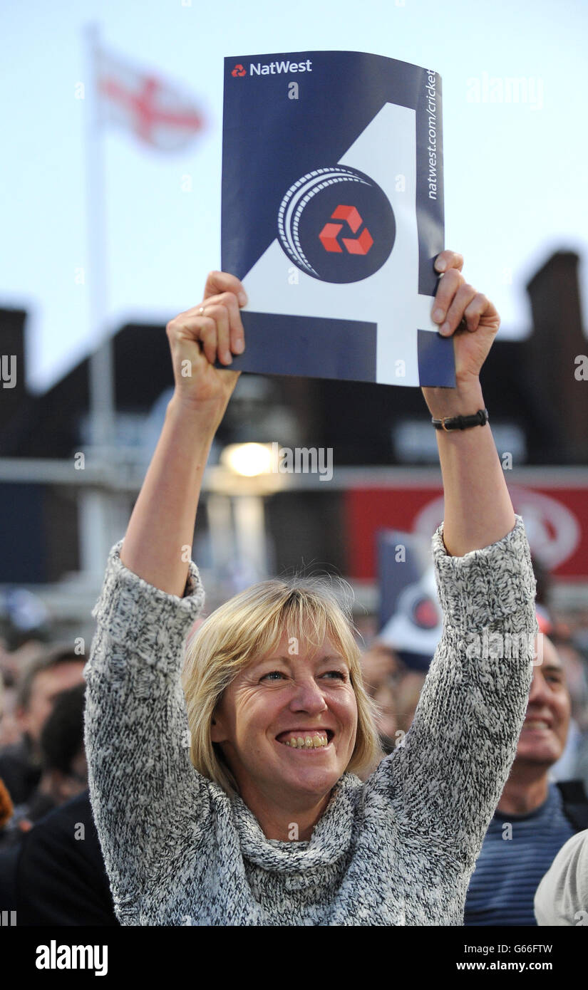 Cricket - First NatWest T20 - Inghilterra / Nuova Zelanda - The Kia Oval. Uno spettatore tiene un segno di confine 4 nelle tribune Foto Stock