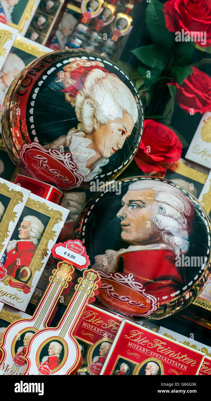 Il famoso cioccolatino Mozart sfere sulla vendita a Echten Reber Mozart Kugeln negozio di cioccolato in Alter Markt Square, Salisburgo, Austria Foto Stock