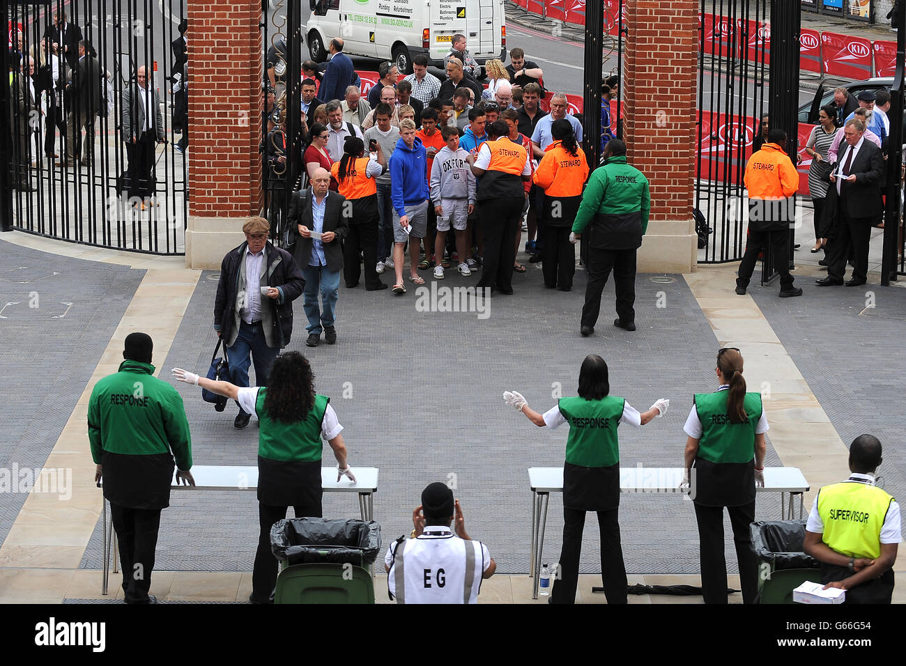 Cricket - seconda NatWest T20 - Inghilterra / Nuova Zelanda - The Kia Oval. Gli steward aprono le porte per lasciare la folla di spettatori a terra Foto Stock