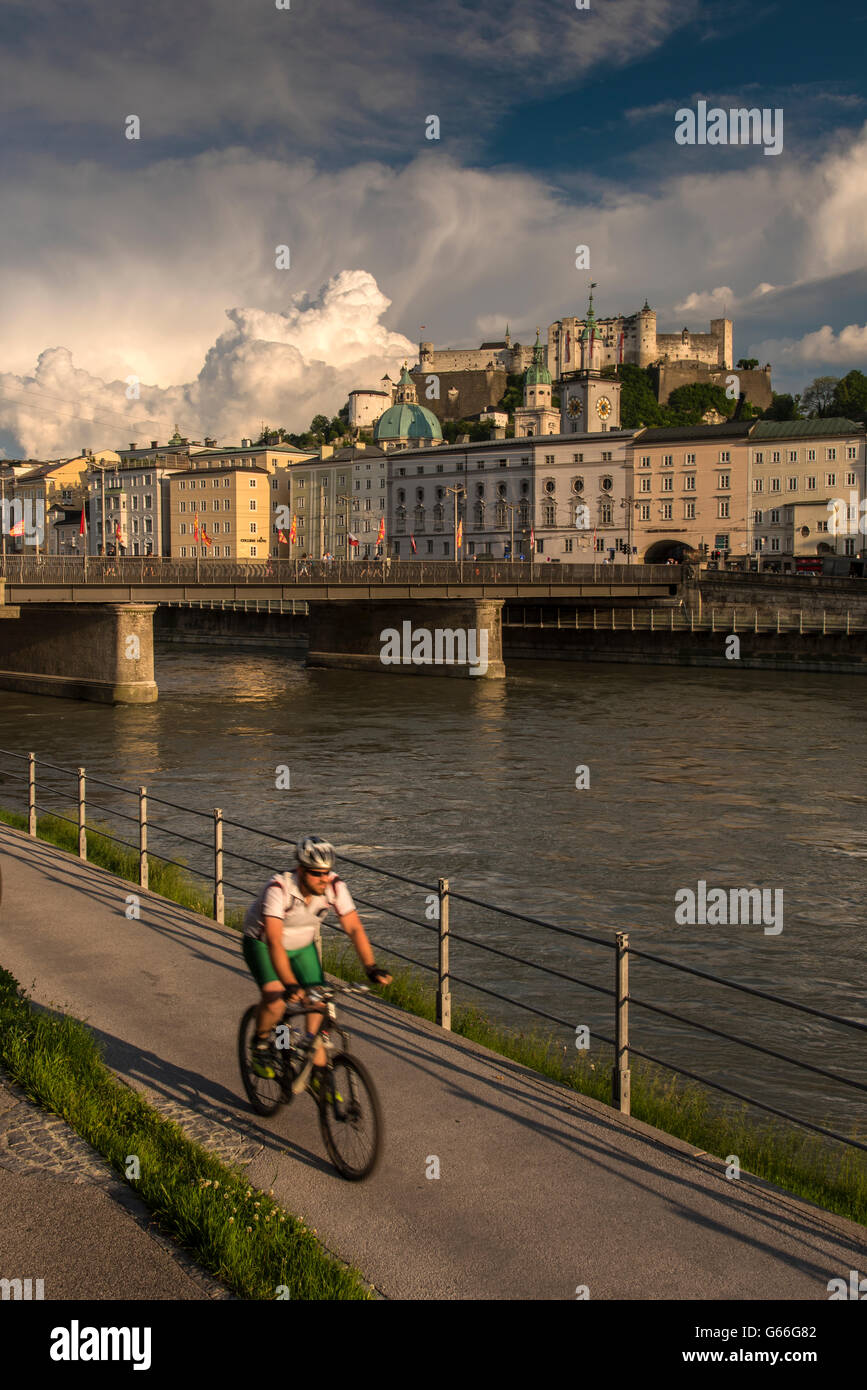 Il castello di Hohensalzburg e dello skyline della città di Salisburgo, Austria Foto Stock