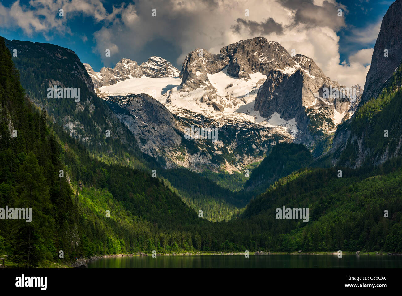 Lago Gosausee con Hoher Dachstein montagna dietro, Gosau, Austria superiore, Austria Foto Stock