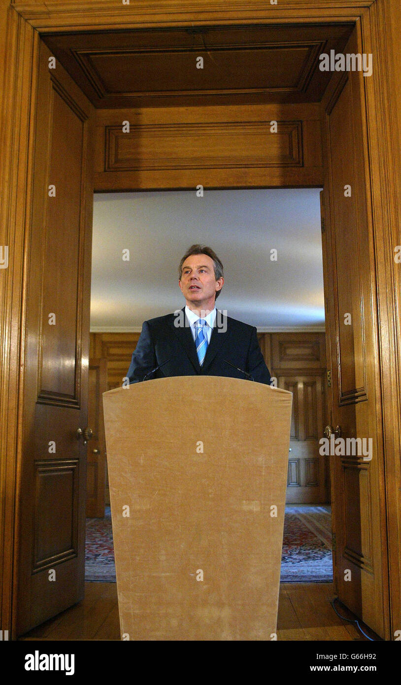 Il primo ministro Tony Blair si rivolge ai media durante il briefing stampa mensile al n. 10 di Downing Street a Londra. Foto Stock