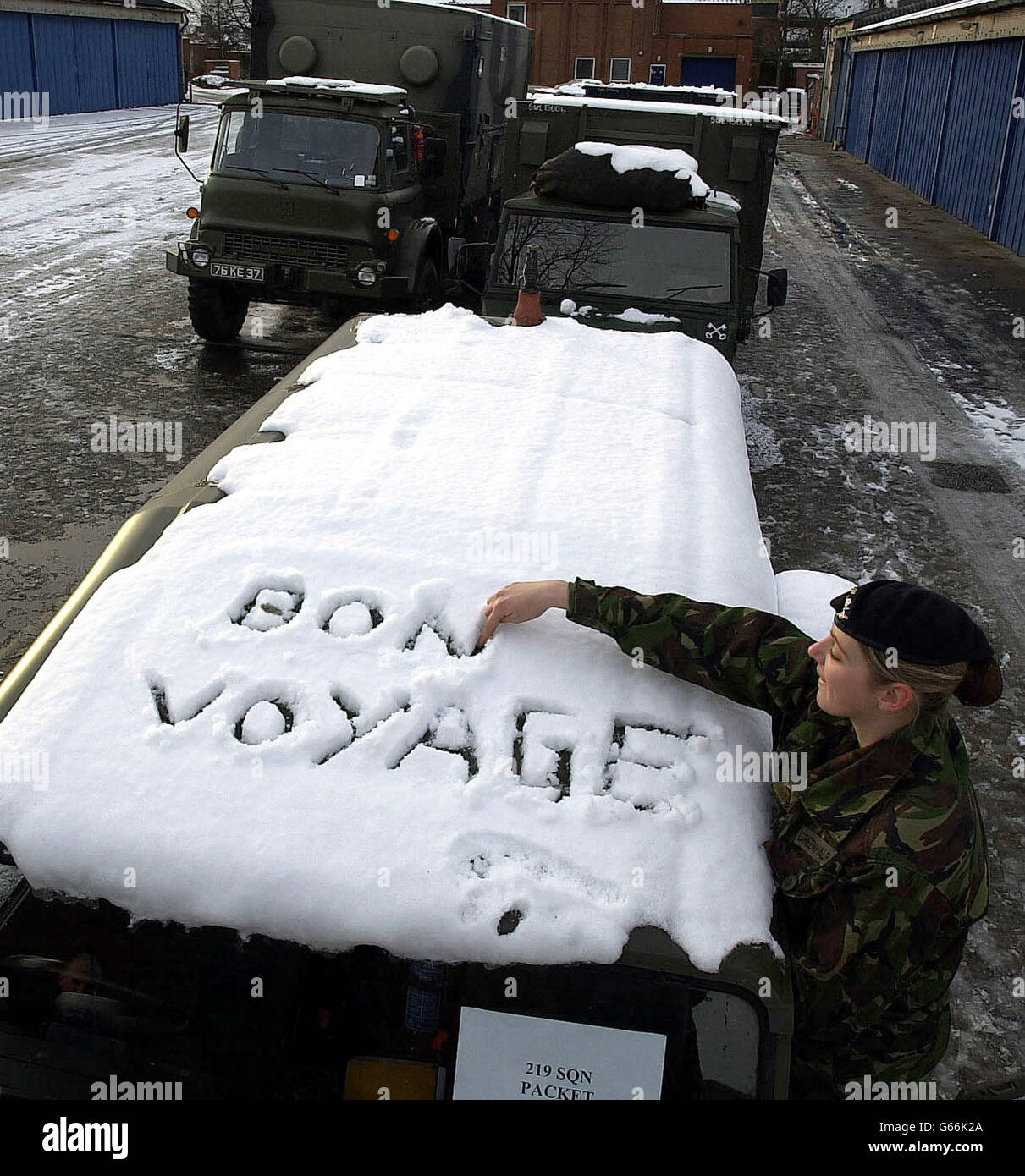 Signaler Becky Greenhalgh, 20 anni, da Birmingham disegna un messaggio di buona fortuna nella neve, come i veicoli del 2 ° Regt segnale si preparano a lasciare Worsley Barracks a York per il viaggio a Marchwood Port, come parte dei preparativi militari di emergenza del Regno Unito per una possibile guerra con l'Iraq. Foto Stock