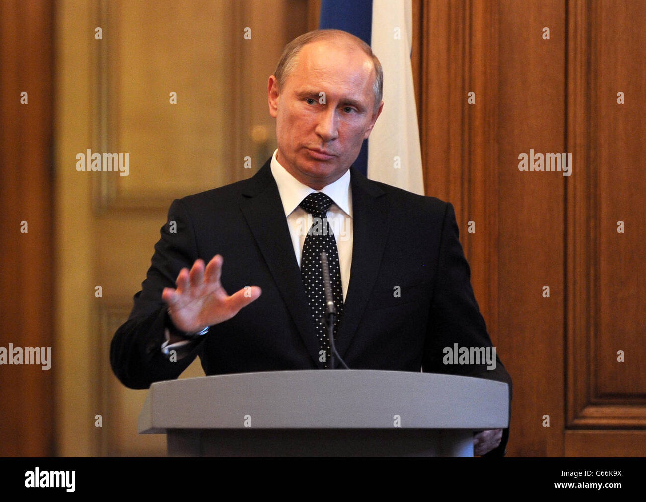 Incontro di crisi in Siria. Il presidente russo Vladimir Putin parla durante una conferenza stampa all’interno del 10 Downing Street, Londra. Foto Stock