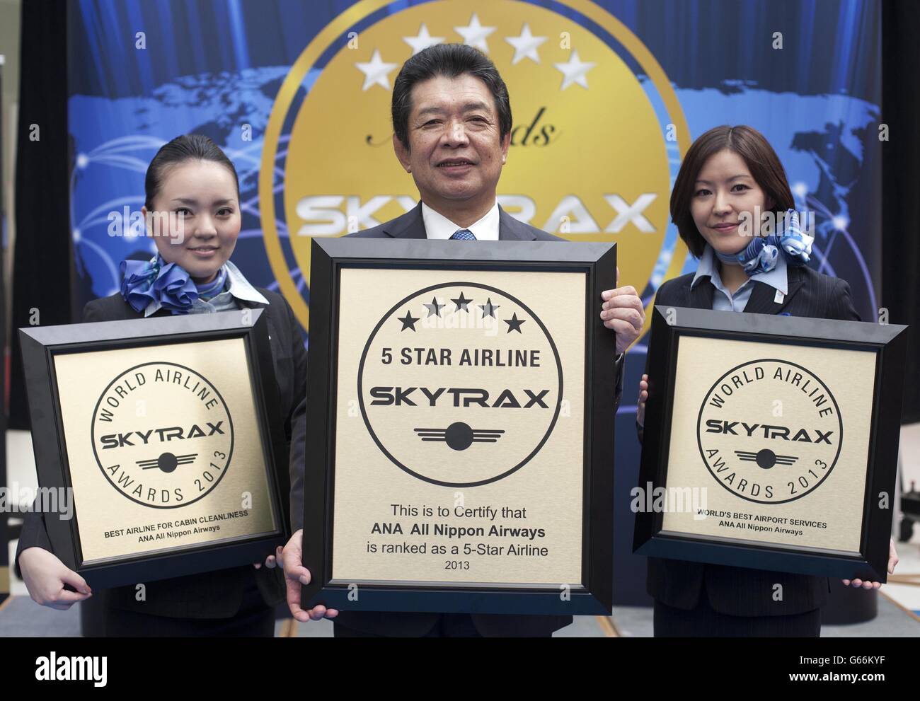 Premio S Best Airport Services, premio Best Cabin cleanliness e riconoscimento di una classificazione a cinque stelle per conto della compagnia aerea ai premi SKYTRAX World Airline durante il Paris Air Show, al Parc des Expositions Paris-le Bourget, Francia. ASSOCIAZIONE STAMPA Data immagine: Martedì 18 giugno 2013. Oltre a queste ultime vittorie, ANA è l'unica compagnia aerea giapponese ad unirsi agli high flyer del settore dei viaggi aerei dopo aver ottenuto anche la prestigiosa valutazione a cinque stelle dalla principale organizzazione di ricerca sulla qualità dell'aviazione SKYTRAX nel marzo 2013. Il credito fotografico dovrebbe essere: David Parry/PA Foto Stock