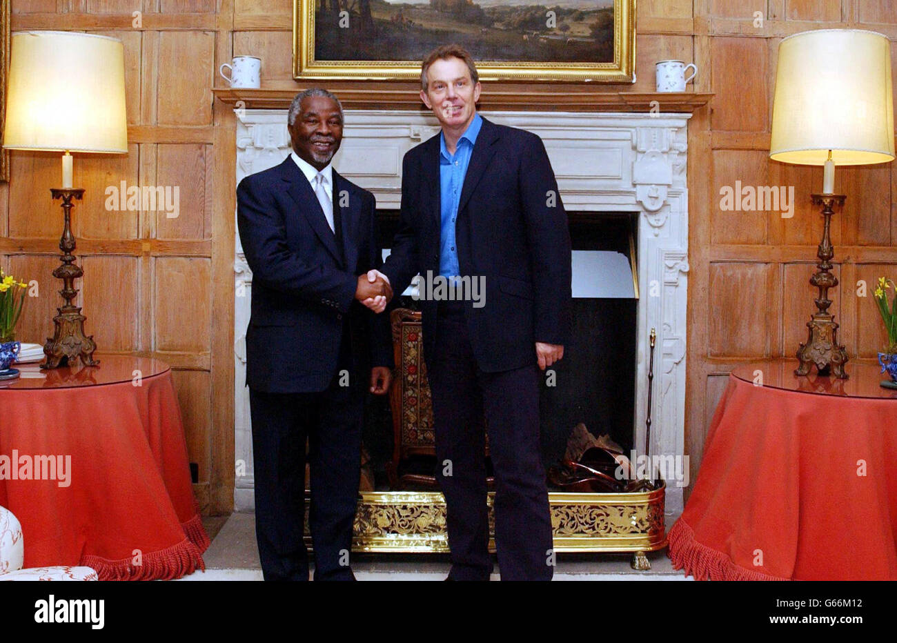 Il primo ministro britannico Tony Blair (R) saluta il presidente sudafricano Thabo Mbeki (L) nella sua casa di campagna a Chequers per colloqui. Foto Stock